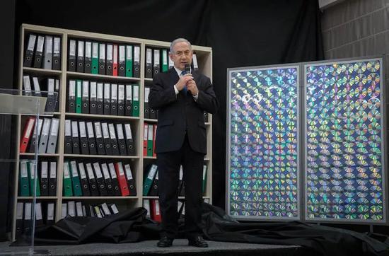  2018年4月，以色列总理内塔尼亚胡公开了摩萨德窃取伊朗核文件的成果，可见伊朗方面反侦察能力的薄弱。（图片来自网络）
