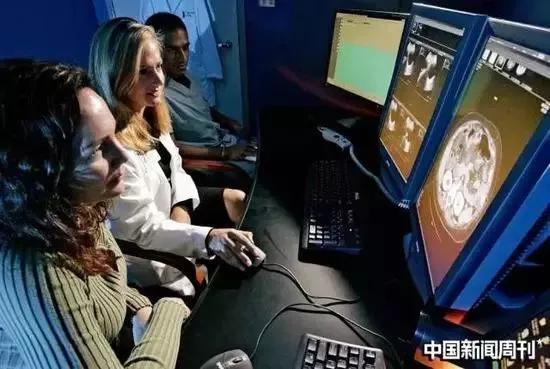  在美国加利福尼亚州圣迭戈的一所医院里，医护人员正在分析癌症患者的病灶扫描影像。图/IC