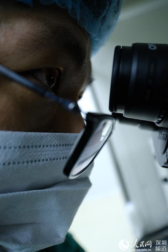 贺建奎实验室研究人员在做胚胎注射。  贺建奎实验室 供图