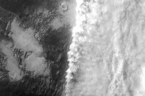 欧空局“火星快车”拍摄的火星沙尘暴 图片来源：SA/Roscosmos