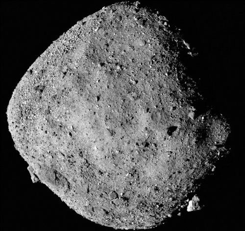 这张小行星贝努的图片由12张图片拼接而成，为冥王号飞船2018年12月2日在距离小行星24公里的位置拍摄。 图片来源：NASA