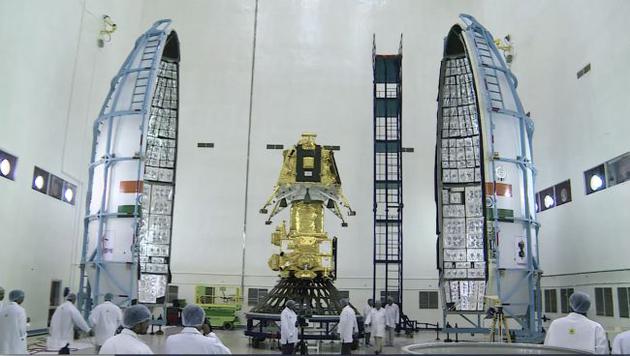 发射准备期间的月船2号轨道器（底部）和维克拉姆着陆器（顶部有腿的部分）