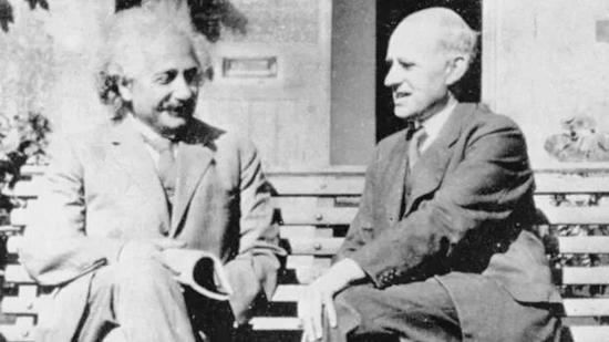 爱丁顿（右）和爱因斯坦（左）在思考人生。（图片来源：wiki）