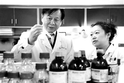  吴昊教授（左）与团队成员在实验中 供图/首都医科大学附属北京佑安医院