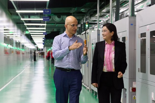 Apple COO Sabih Khan 与蓝思科技董事长周群飞参观蓝思科技位于江苏泰州的 iPhone 17 中框生产线