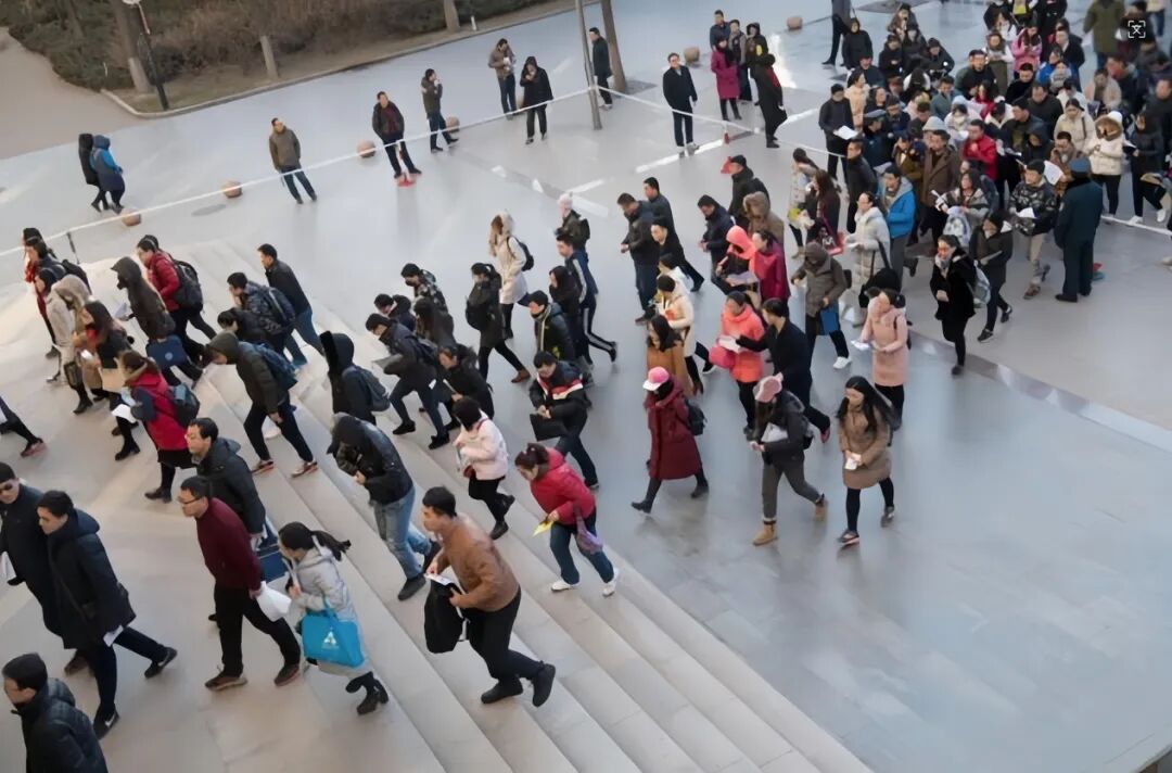 诸多考生走入考场。图片来源：中新网